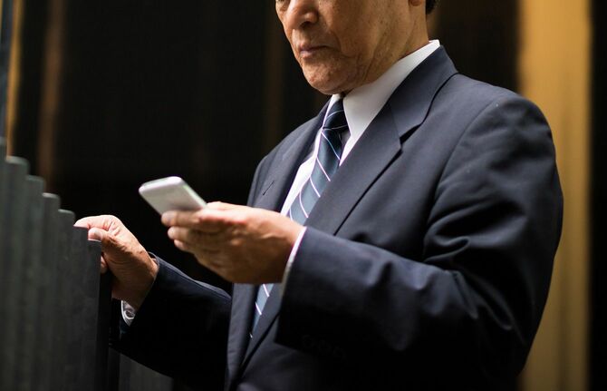 スマートフォンを操作するシニアビジネスマン