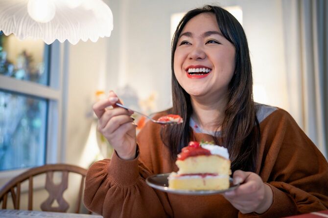 ケーキを食べる女性