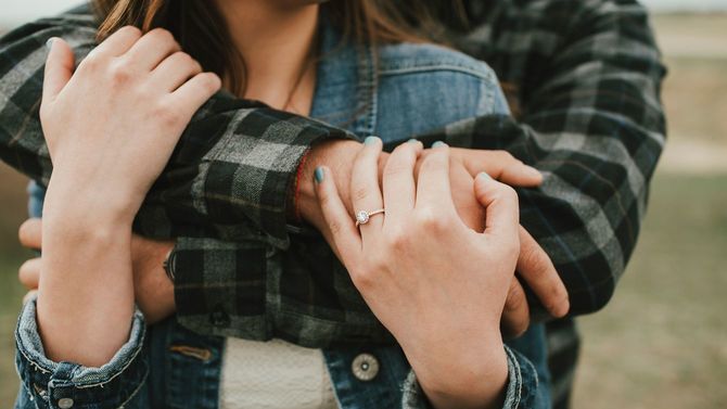 バックハグ、手には婚約指輪が光る