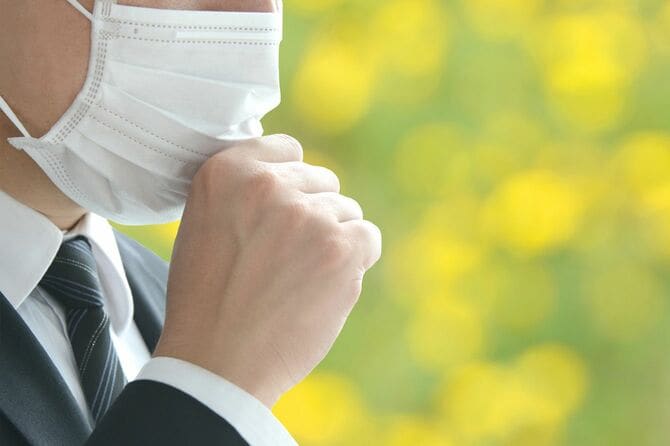 マスクをつけて花粉を防ぐ