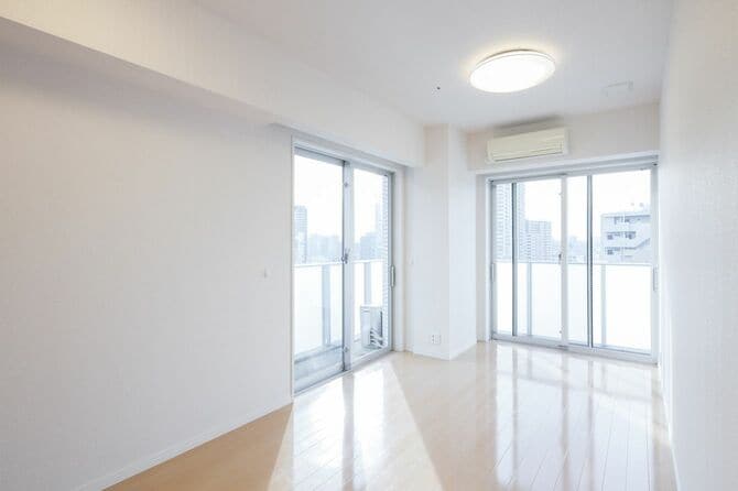 家具のない新築アパートのリビングスペース