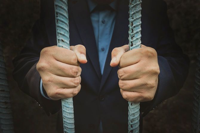 暗闇の中の刑務所のバー