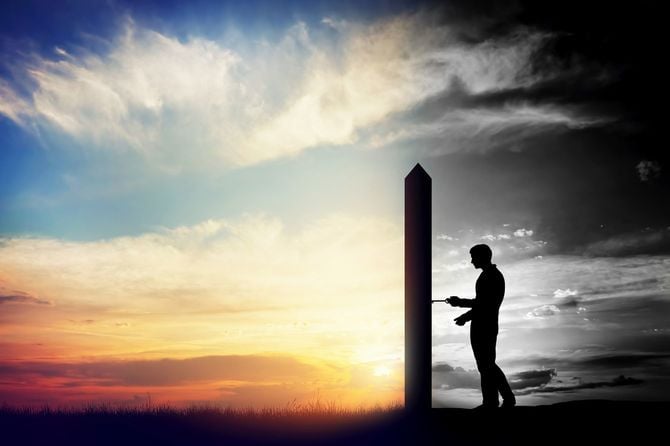 新しくよりよい世界への扉を開こうとしている男