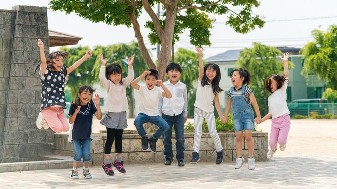 屋外で学校のお友達と一緒に