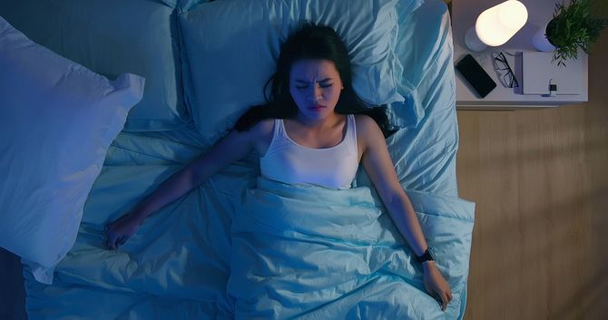 夜に不眠症に苦しんだアジアの女性のオーバーヘッドビュー