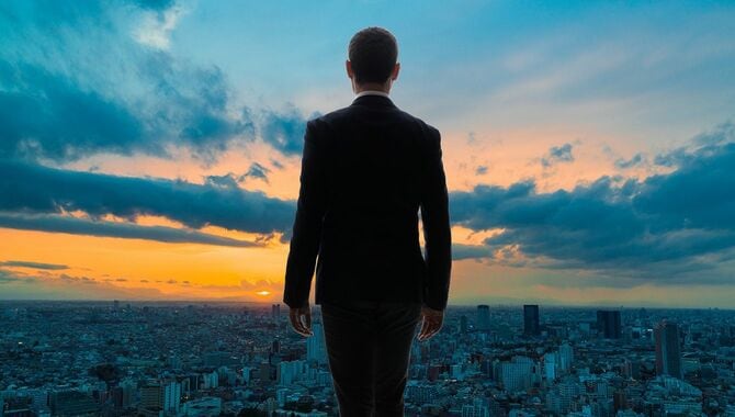 空を眺める男性の後ろ姿