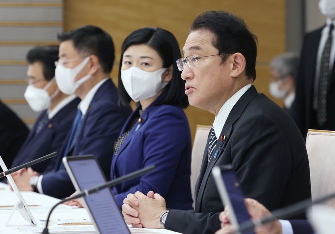 行政改革推進会議で発言する岸田文雄首相(右端)。右から2人目は牧島かれん行政改革担当相=2021年12月9日午後、首相官邸
