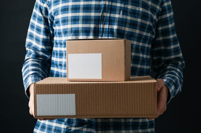 段ボールを持った男