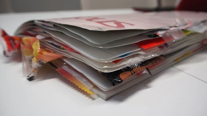 魚肉ソーセージのパッケージをスクラップしているノート。3冊目だという。