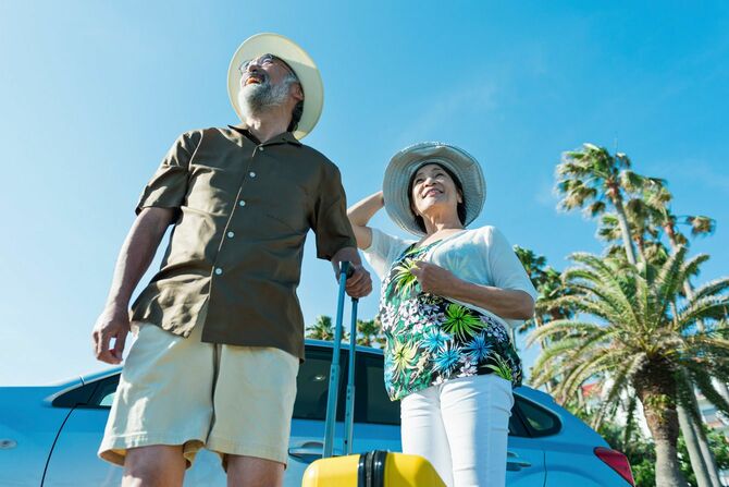 熱帯地方を旅行する中年夫婦