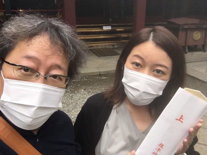 安産祈願で神社を訪れた中本裕己さん（左）と妻