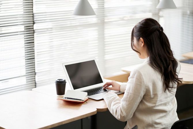 コワーキングスペースで働くビジネスウーマン