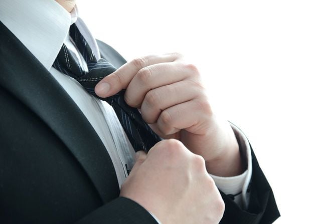 ネクタイを締めるビジネスマン