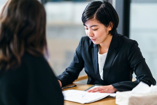 クライアントに進言するビジネスコンサルタント