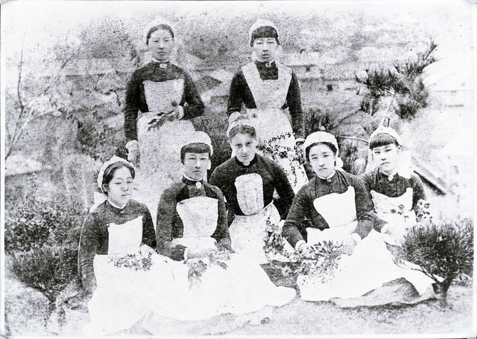 桜井看護学校1期生の卒業写真、前列右から2番目が大関和、左から2番目が鈴木雅（「風、薫る」大家直美のモチーフ）