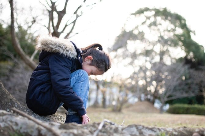 座って見下ろす女の子