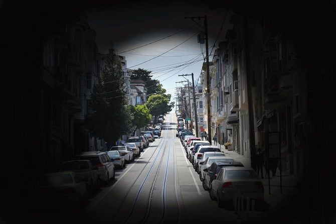 網膜色素変性症は、進行性視野喪失および夜間失明を特徴とする遺伝性網膜障害の遺伝的に異種群である。