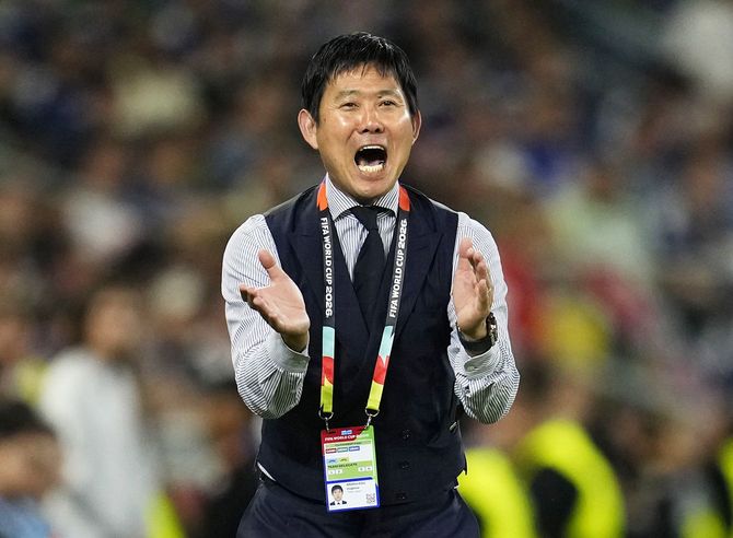 指示を出す森保監督 日本―チュニジア