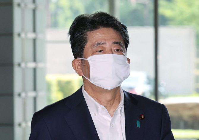 首相官邸に入る安倍晋三首相=2020年8月5日、東京・永田町