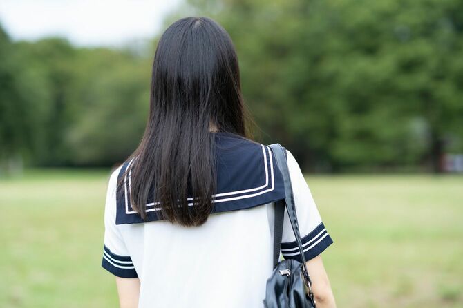 女子高校生の後ろ姿