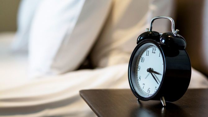 目覚まし時計の置いてあるベッドサイド