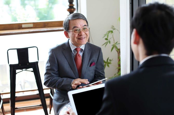 カフェで商談をしている高齢な社員