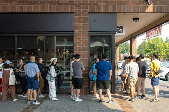 アメリカの「くら寿司」の店舗に並ぶ人々