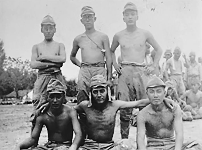 南方戦線での幸一（前列中央）出典＝『<a href="https://www.amazon.co.jp/exec/obidos/ASIN/4833425025/presidentjp-22" target="_blank">ブラジャーで天下をとった男 ワコール創業者 塚本幸一</a>』