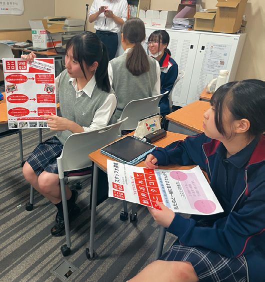 探究活動では「ユニクロの求人募集」のチラシを作った