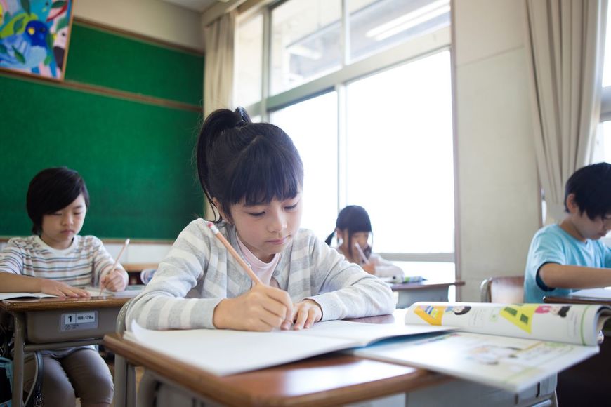 学校で勉強する子供たち