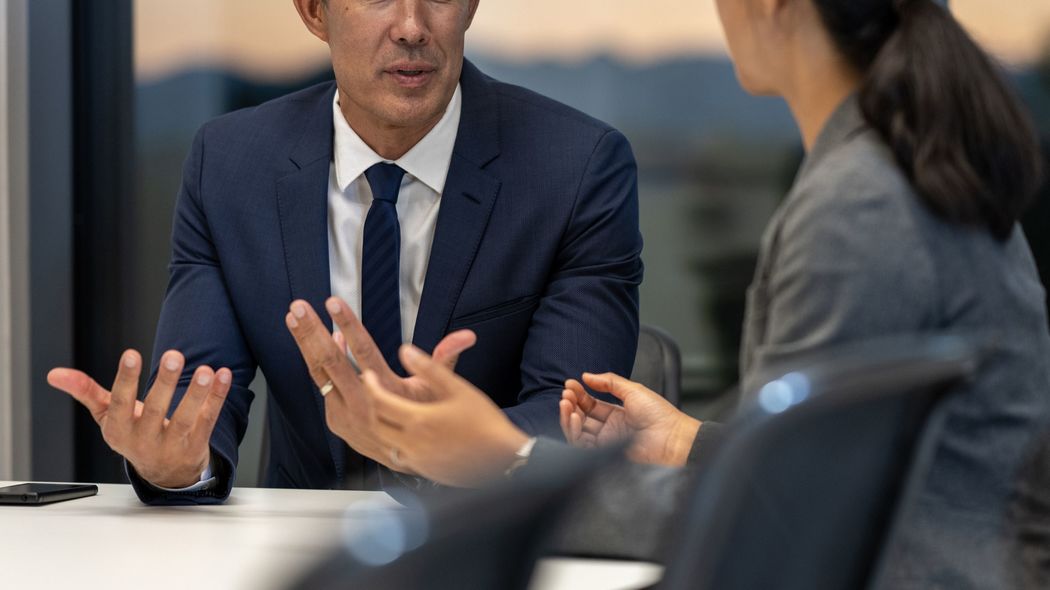 評価面談で｢部下の正面｣に座ってはいけない…｢厳しいのに不思議と好かれる上司｣が自然にやっていること ｢相手に恥をかかせていないか｣を重視している