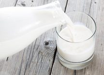 「牛乳」はがんを防ぐ良薬か、リスクか？