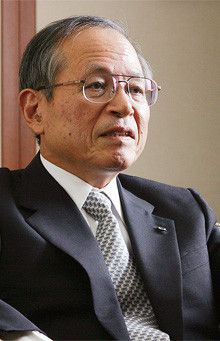 <strong>内田恒二</strong>●うちだ・つねじ<br>1941年、大分県生まれ。65年京都大学工学部精密工学科卒業、同年キヤノンカメラ（現・キヤノン）入社。97年取締役、99年カメラ事業本部長、2001年常務、03年専務、06年副社長を経て、同年5月より現職。入社後、一貫してカメラ開発部門に籍を置き、数多くの名機の開発に携わった。