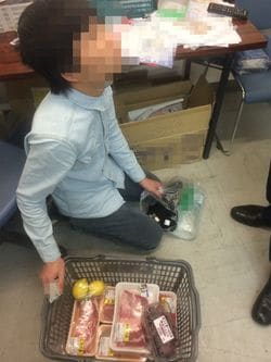 事情聴取時に床にしゃがむ男性