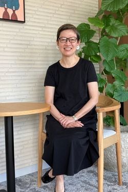 薄井シンシアさん。オープンしたばかりのLOF HOTEL Shimbashi最上階のラウンジで　撮影＝藤岡敦子