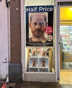 書店の店頭に貼られたヘンリー王子の回顧録『スペア』のポスター。どの書店でも初めから半額で売られていた