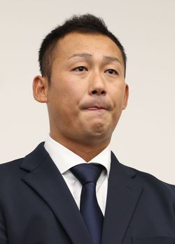 日本ハムから巨人に移籍し、記者会見する中田翔＝2021年8月20日、東京・大手町