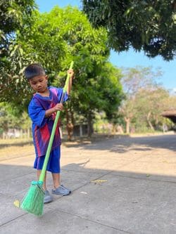 施設を掃除する子ども。