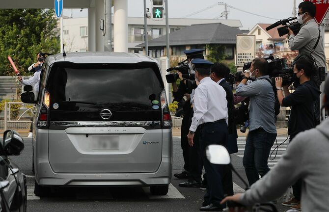 服部恭太容疑者を送検するため、警視庁調布署を出た車両＝2021年11月2日、東京都調布市