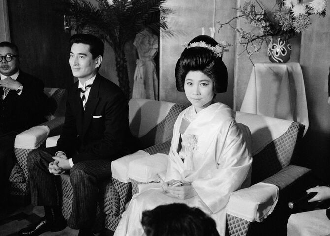俳優の高倉健さん（左）とジャズ歌手の江利チエミさんの結婚式（東京・千代田区の帝国ホテル）、1959年2月16日