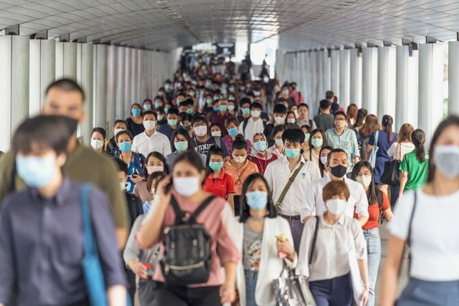 2020年3月、タイ・バンコクの通勤ラッシュで、マスクを着用している人々