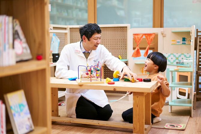 全国の国立大学で小児神経学の専門講座を持つのは岡山大学と鳥取大学の二つのみ。前垣はそこで様々な「特性」を持つ子どもたちと向き合っている。薬など根本治癒の方法はない場合も多い。