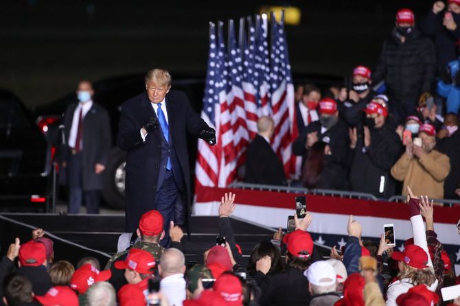 ドナルド・トランプ米大統領は、2020年10月24日、米ウィスコンシン州で行われた選挙集会で支持者にあいさつした後、ダンスを披露した。