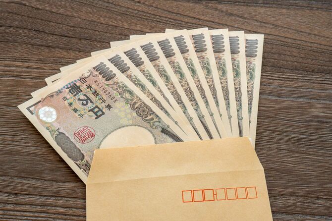 封筒に入った1万円札10枚