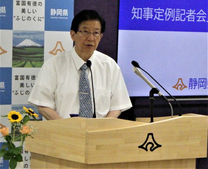 6月27日の会見で「田代ダム案」の実現可能性を問題にした川勝知事（静岡県庁）