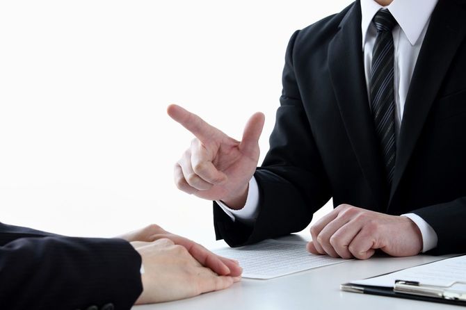 オフィスで同僚をスコーリディングするビジネスマン