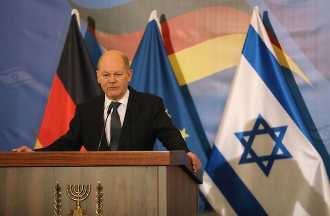 エルサレムで記者会見に臨むドイツのショルツ首相