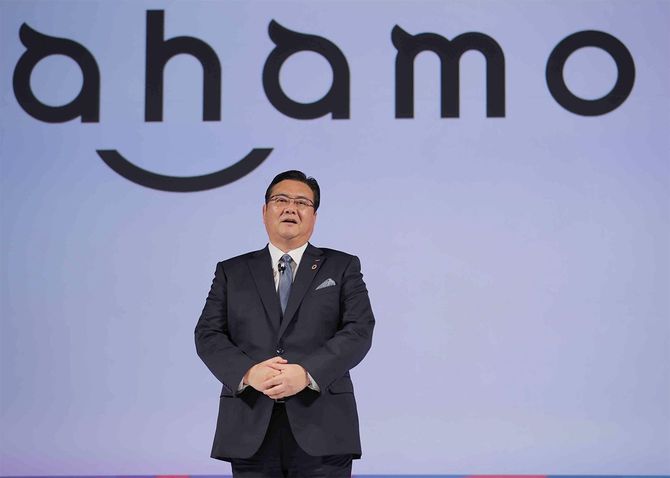 データ通信容量20ギガバイトで月額2980円の新料金プラン「ahamo(アハモ)」を発表するNTTドコモの井伊基之社長=2020年12月3日、東京都