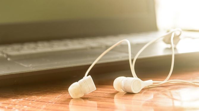 ノートパソコンにインナーイヤー型イヤホン