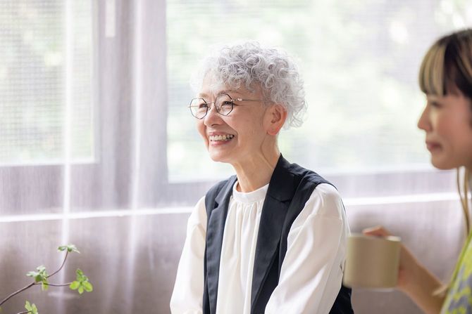 談笑するシニア女性